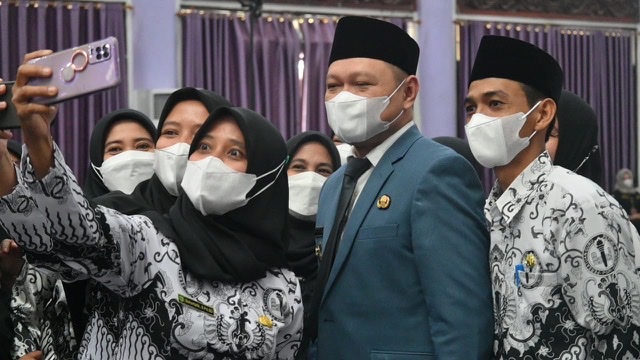 Ambil Sumpah PNS & P3K, Bupati Fahmi Diserbu Selfi