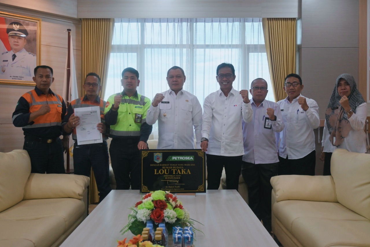 Bupati Melakukan Penandatanganan Prasasti Bangunan Budaya Lou Taka