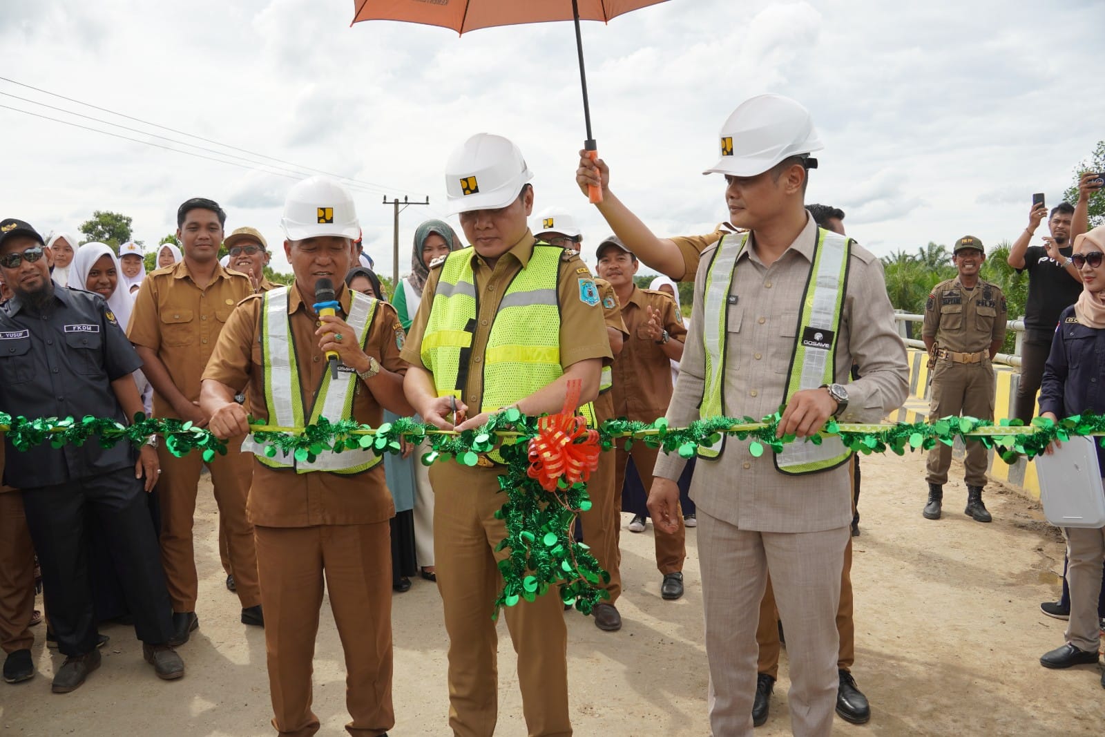 Potong Tumpeng dan Pita, Bupati Paser Resmikan Jembatan Sungai Payau Desa Muara Adang 