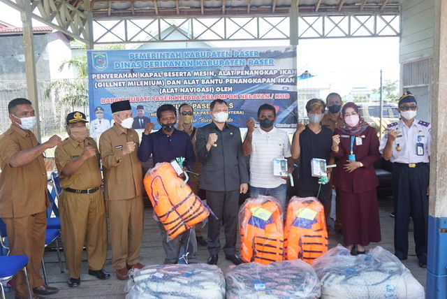 Bupati Fahmi Serahkan Kapal & Alat Penangkapan ikan 