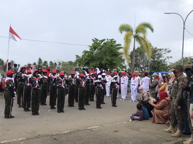 Meski Panas & Hujan,  Lomba Gerak Jalan Jadi Hiburan Warga