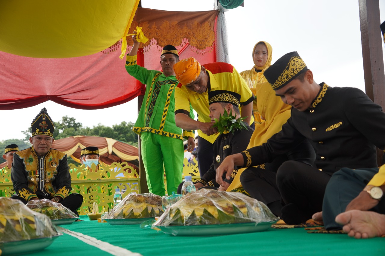 Tipong Tawar Salah Satu Rangkaian Ritual Melas Taon 