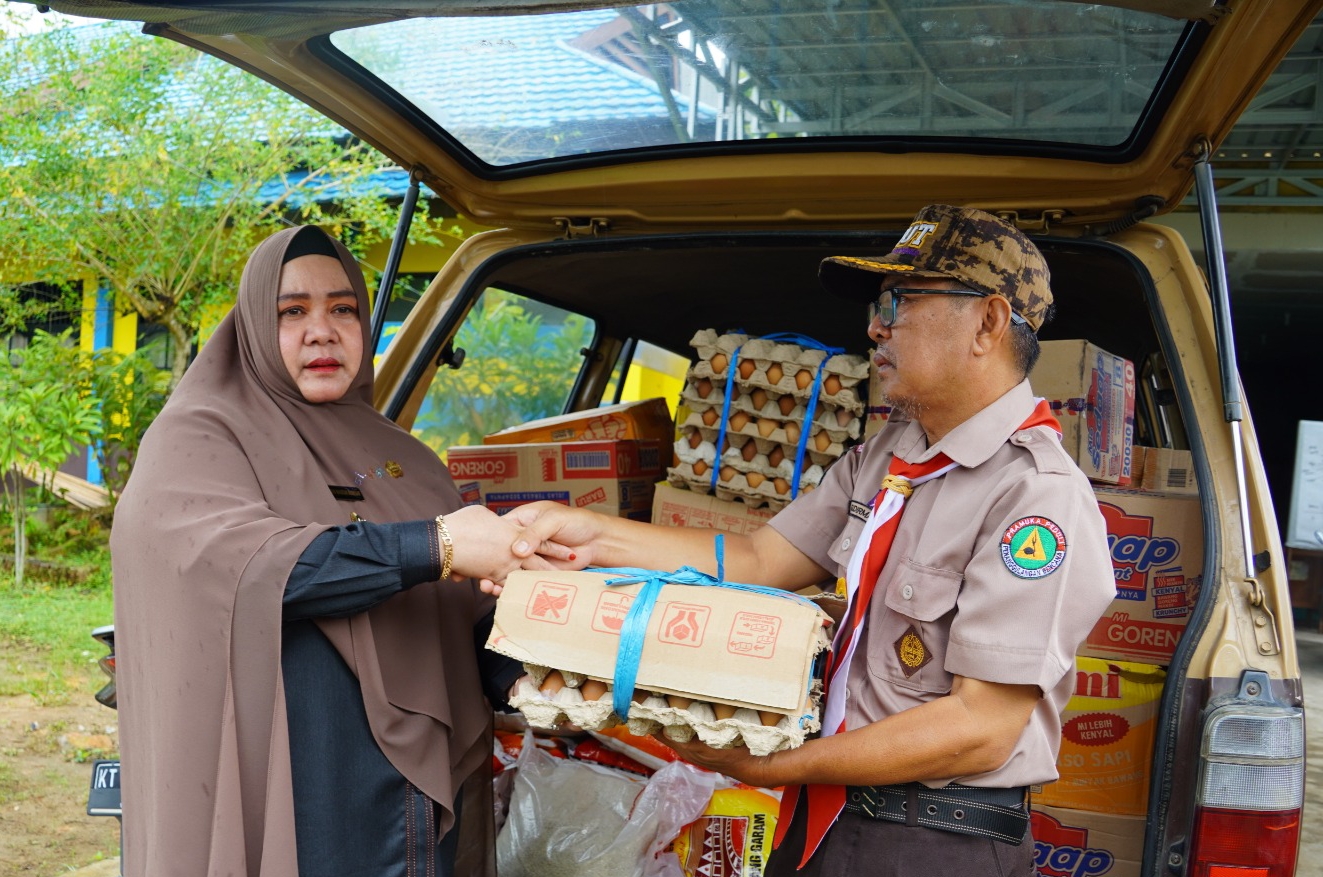 Wabup Sebagai Ketua Kwarcab Paser Serahkan Bantuan Banjir