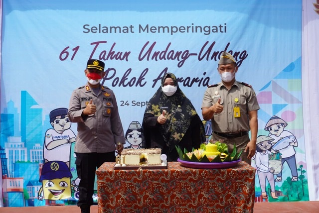 Pimpin Peringatan 61 Tahun UU Agraria, Wabup Masitah Potong Tumpeng