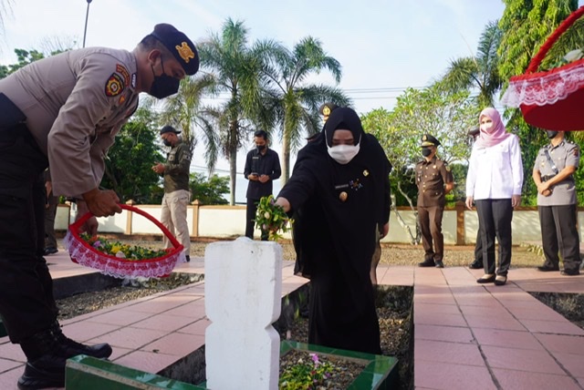 Wabup Ziarah TMP Daya Taka Hut Bhayangkara