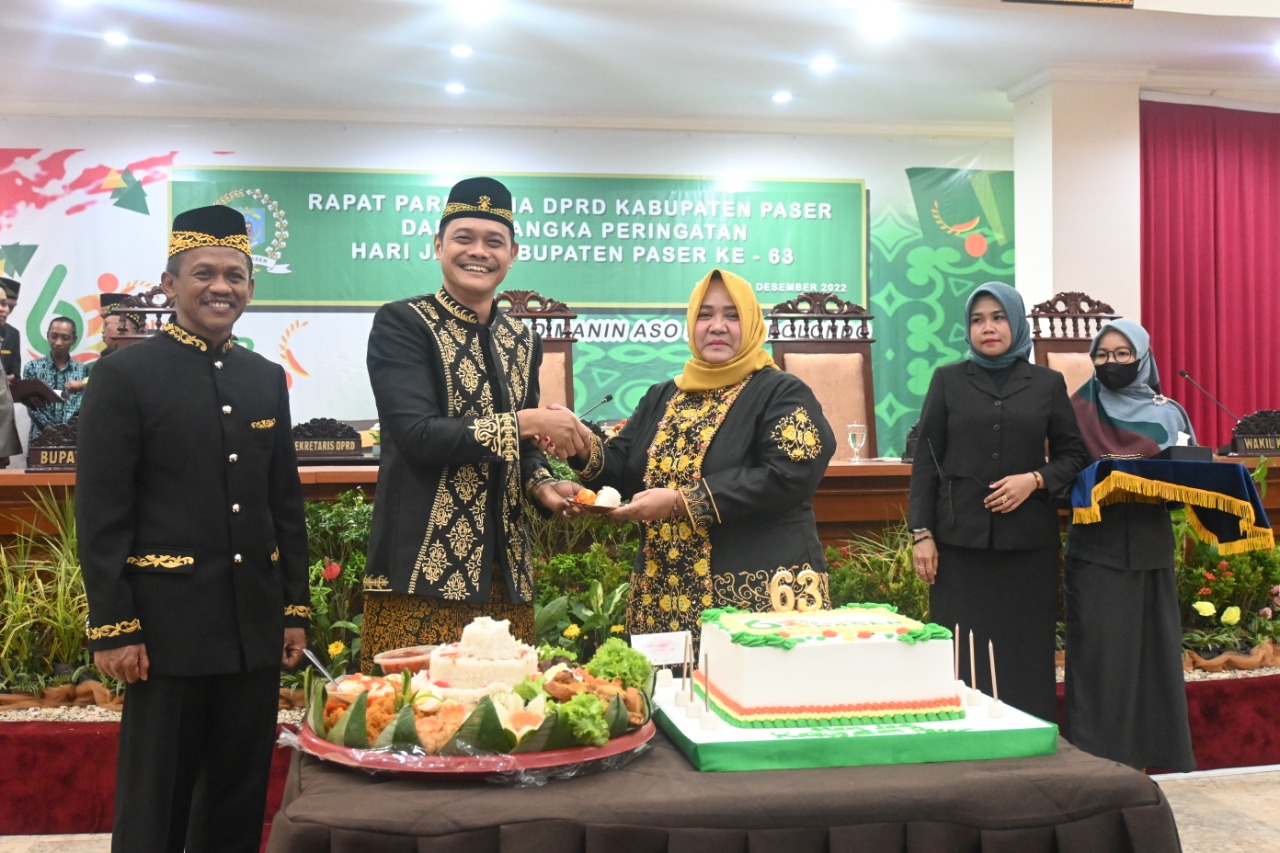 Ikuti Paripurna DPRD, Wabup Masitah Terima Tumpeng dan Dapat Ucapan HUT Paser