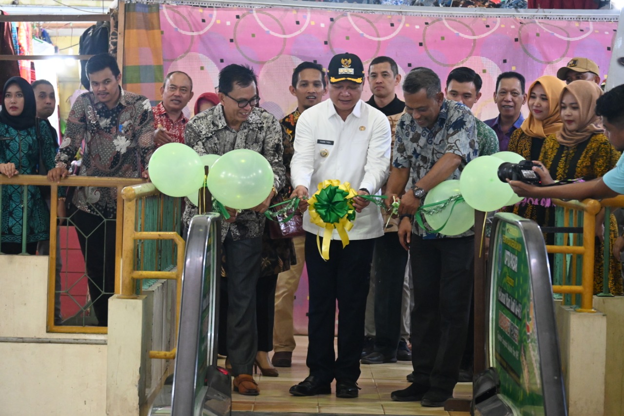 Kejutan Bagi Pedagang dan Konsumen Kandilo Plaza pada Suasana HUT Paser