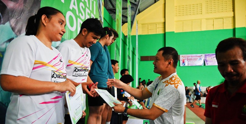 Turnamen Bulutangkis Berakhir, Bupati Serahkan Hadiah kepada Para Pemenang