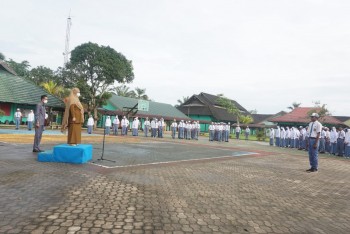 Menjadi Pembina Upacara Bendera, Wabup Masitah Disambut Antusias Siswa-Siswi dan Guru SMK Negeri 2 Tanah Grogot