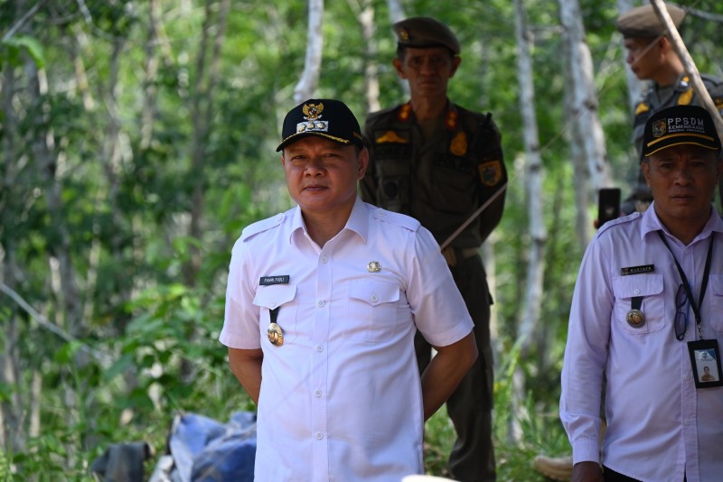 Pastikan Pekerjaan Tepat Sasaran, Bupati Tinjau Pembangunan Jalan Desa Muara Payang