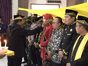 Ikuti Ritual Tepung Tawar, Sinta Fahmi Fadli Dinobatkan Pembina PBP