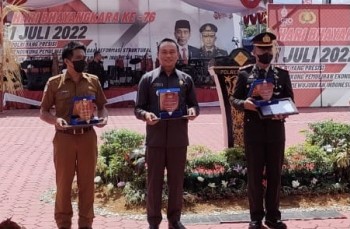 Camat Guntur Terima Penghargaan Pencapaian Vaksinasi Perangkat Terbaik Hut Bhayangkara