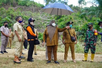 Tinjau Banjir, Wabup Masitah  Tidak Mencapai Desa Kepala  Telake Karena Jembatan Sungai Sangar  Putus