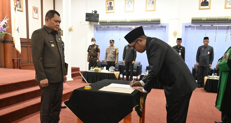 Bupati Fahmi Lantik M Fitriansyah Mubarak Dirut Perumda 