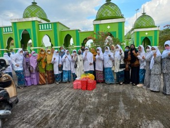 Bagi Takjil, Ketua GOW Sinta Fahmi, ini Bentuk Syukur GOW Jelang Hari Kartini