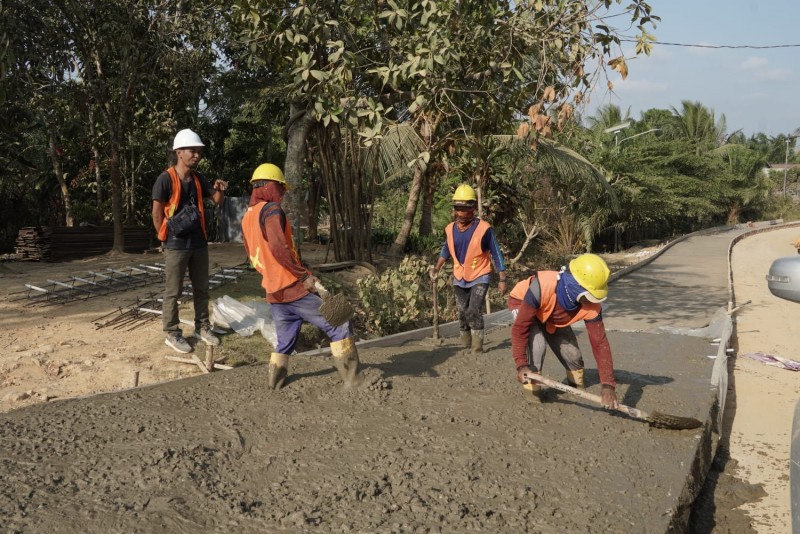 Kades Pengguren Bantu Air Produksi untuk Perbaikan Jalan