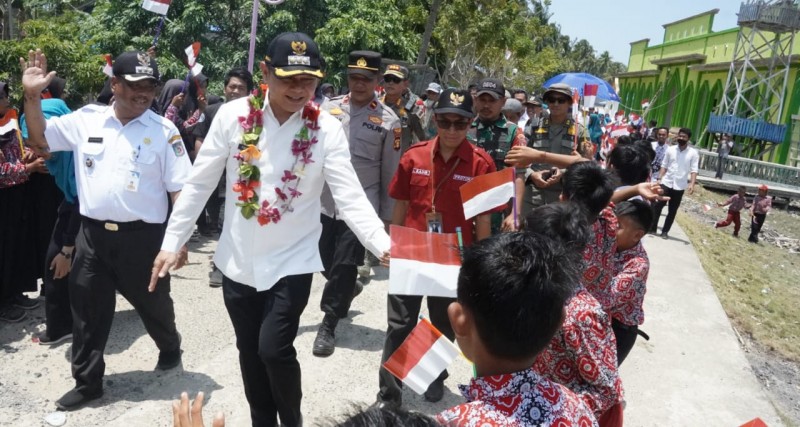 Rombongan Bupati Disambut Meriah di Tanjung Aru