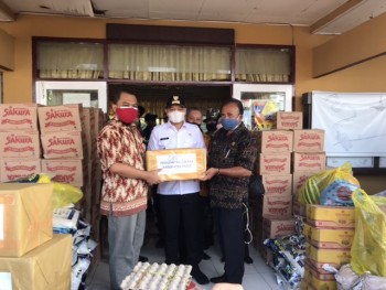 Serahkan Bahan Makanan & Obat-Obatan, Bupati Semangati Petugas dan Warga