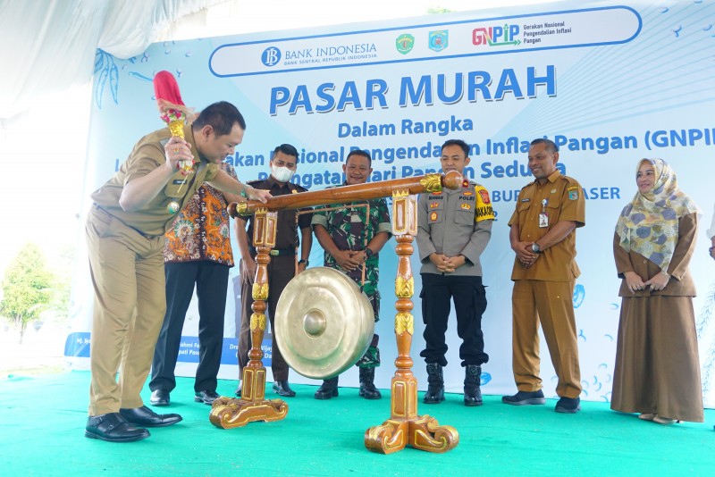 Bupati Fahmi Buka Pasar Murah