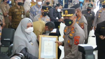 Wabup Masitah Hadiri Pembukaan Diktuk Bintara dan Terima Piagam Penghargaan di SPN Polri Kutai Kartanegara