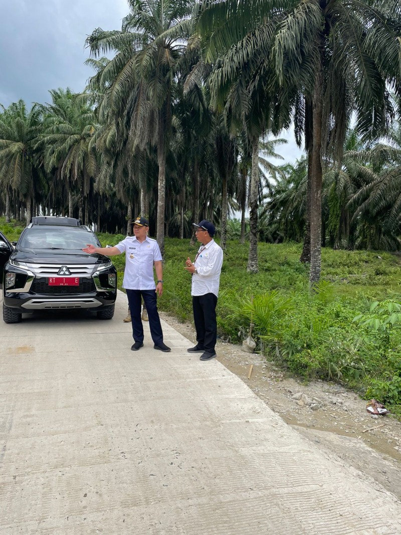 Bupati Fahmi Tinjau Jalan Modang -Pasir Mayang