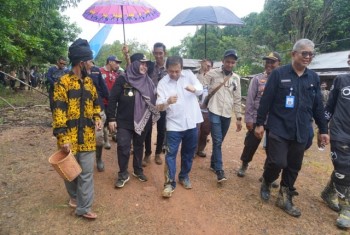 Wabup  Masitah Minta Pemprov Perbaiki infrastruktur Jalan  Dusun Mului 