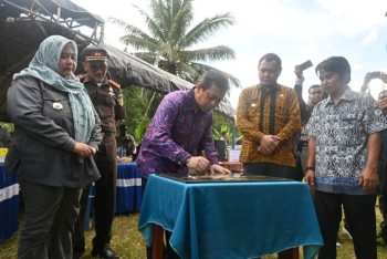 Sambut Gembira Kunjungan Wagub, Warga Muara Andeh Terima Bantuan