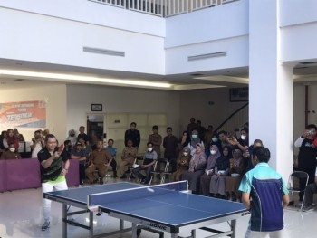 Bupati Jajal Kemampuan Atlit Tenis Meja & Janji Berikan Bonus