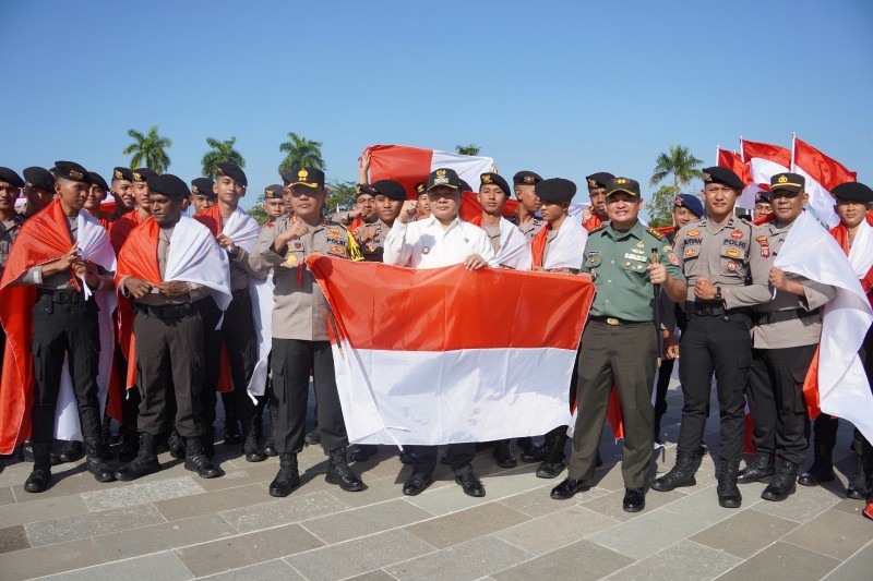 Puncak Pembagian Bendera Merah Putih Dilaksanakan Di Halaman Kantor Bupati