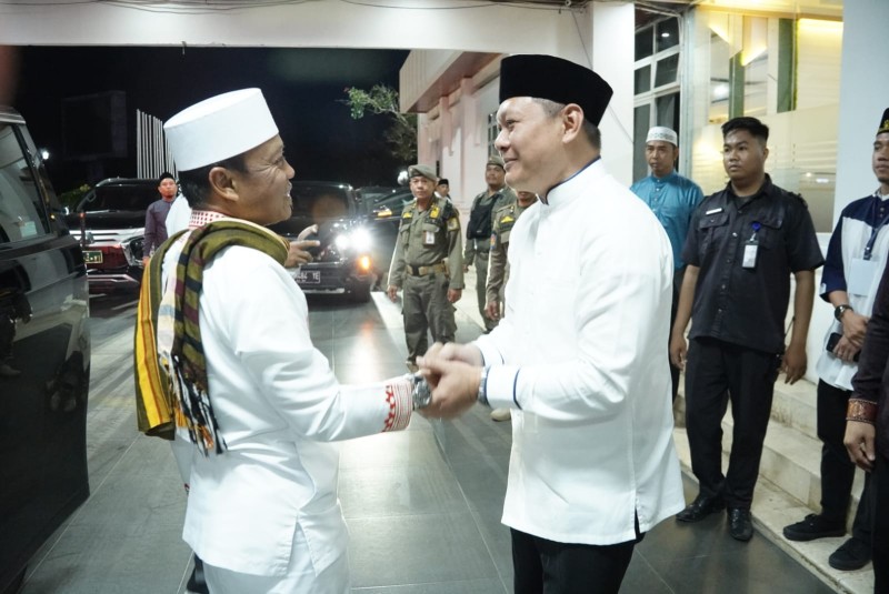 Bupati Fahmi Sambut Hangat Penceramah Das’ad Latif 