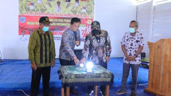 Diperjuangkan Dimasa Almarhum Bupati Yusriansyah, Direalisasikan Dimasa Bupati Fahmi, Akhirnya Jaringan Listrik Desa Pengguren Jaya Diresmikan