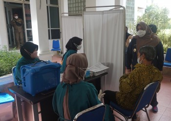 Masitah Tinjau Vaksinasi Booster Bagi ASN di Kantor Bupati