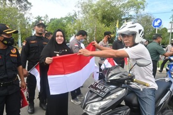 Meriahkan HUT RI ke 77, Wabup Bagikan 3 Ribu  Bendera Kepada Warga