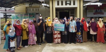 20 WRSE Menerima Bantuan Rp3 Juta Diserahkan Wabup Masitah