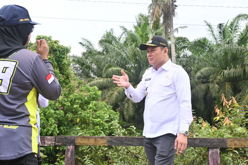  Bupati Fahmi Tinjau Jembatan di Daerah Tampakan