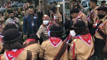 Penuh Suka Cita, Kunjungan Wabup Masitah Disambut Nyanyian dan Swafoto Kontingen Paser