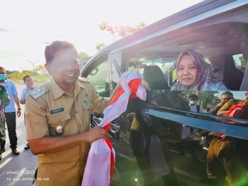 Wabup Masitah Terima Bendera Merah Putih dari Plt Bupati PPU