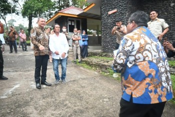 Bupati Padang Pariaman Jadi Tukang Foto Bupati Fahmi Saat  Diajak Selfi