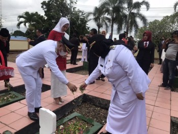 Bupati & Wabup Awali Tabur Bunga Makam Pejuang Pahlawan Paser