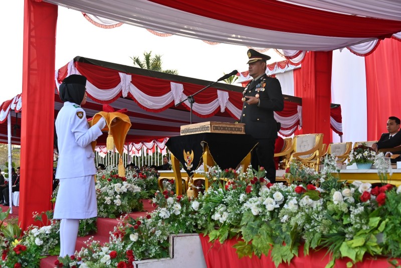 Upacara Penurunan Bendera Merah Putih Berlangsung Khidmat