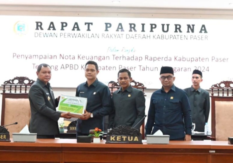 Bupati Sampaikan APBD 2024 Sebesar 3.9 T kepada DPRD