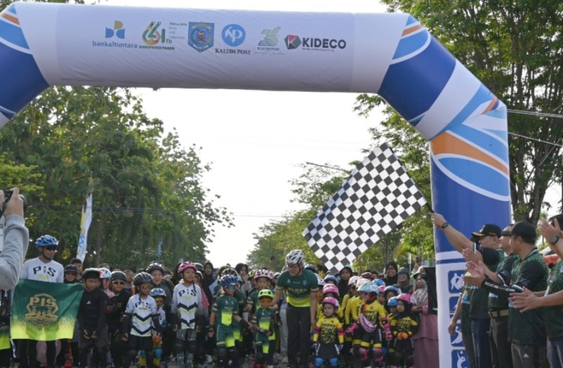 Ratusan Masyarakat Paser Padati Area Car Free Day, Bupati Lepas Jalan Sehat