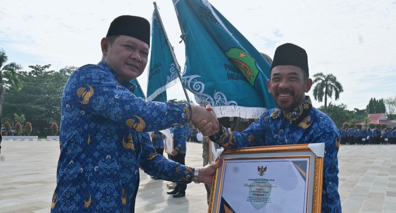 Serahkan Panji dan Piagam Keberhasilan Pembangunan, Bupati : Tingkatkan Terus Kinerja dan Prestasi