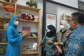  Sinta  Diajak Keliling Sonya di Teras UMKM di Pusat IKEA