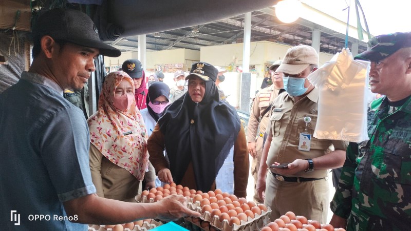 Jelang Natal dan Tahun Baru Wabup Masitah tinjau Pasar Senaken