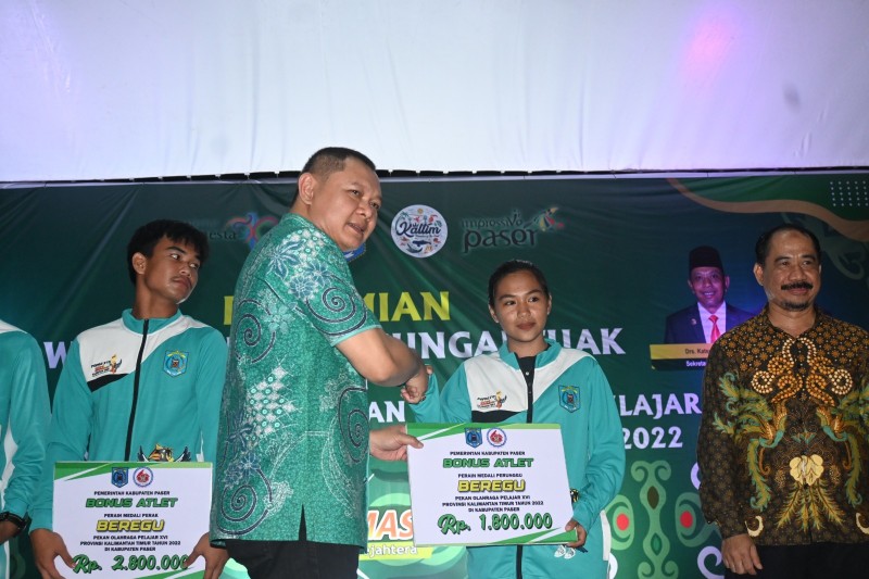 Bupati Paser Berikan Bonus Atlet dan Pelatih POPDA XVI Kaltim tahun 2023