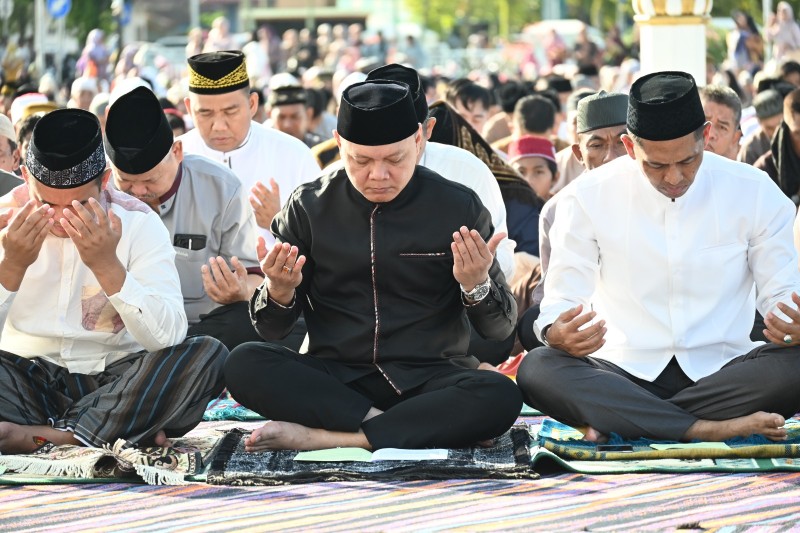 Pererat Silahturahmi, Bupati Paser ikuti Sholat Ied di Lapangan Pemda