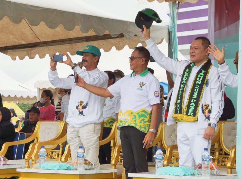 Semangati Kontingen Paser, Bupati Fahmi Lambaikan Topi