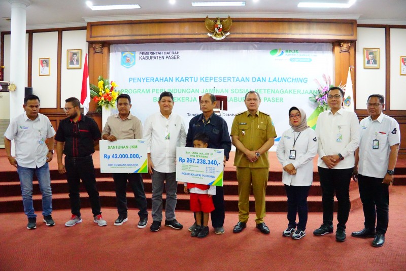 Lebih dulu dari Pusat, Bupati Fahmi Sudah Bagikan BPJS  Ketenagakerjaan Informal