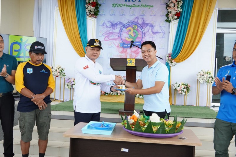 Bupati Fahmi Terima Tumpeng Ulang Tahun dari Direktur RSUD